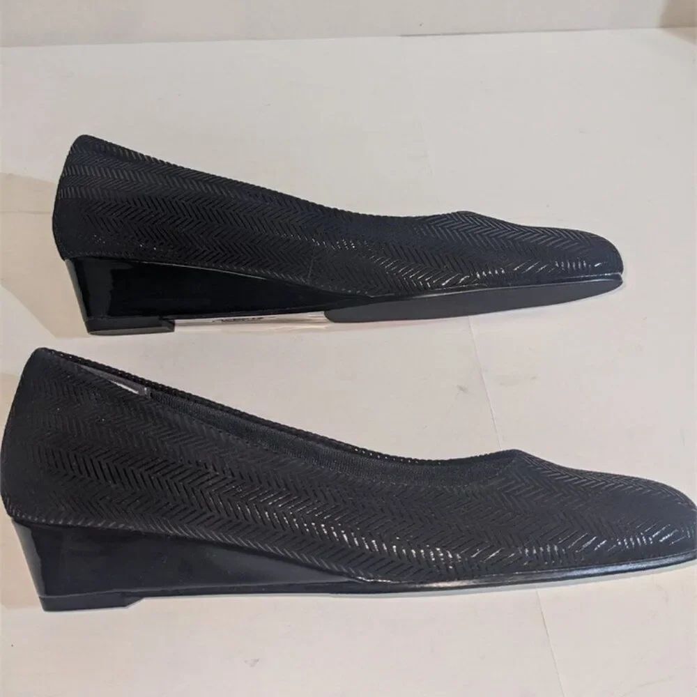 Trotters Women's 8.5 Narrow Black Small Wedge Shoe - New
